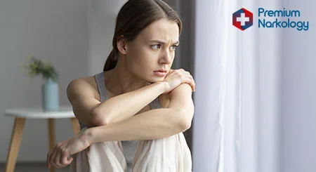 Девушка грустно смотрит в окно